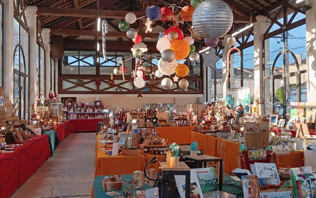 Exposition artisanale sous la halle de Saint-Astier en Périgord
