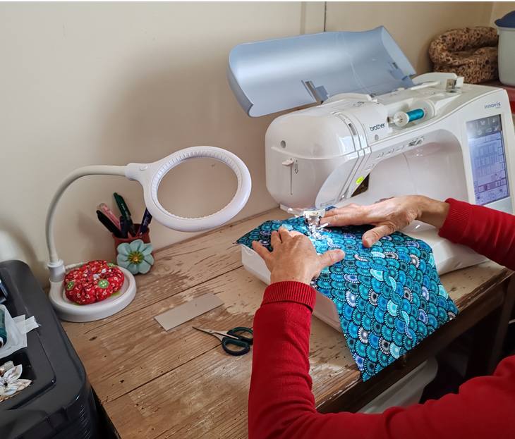 Couturière De coudre et Broder au travail