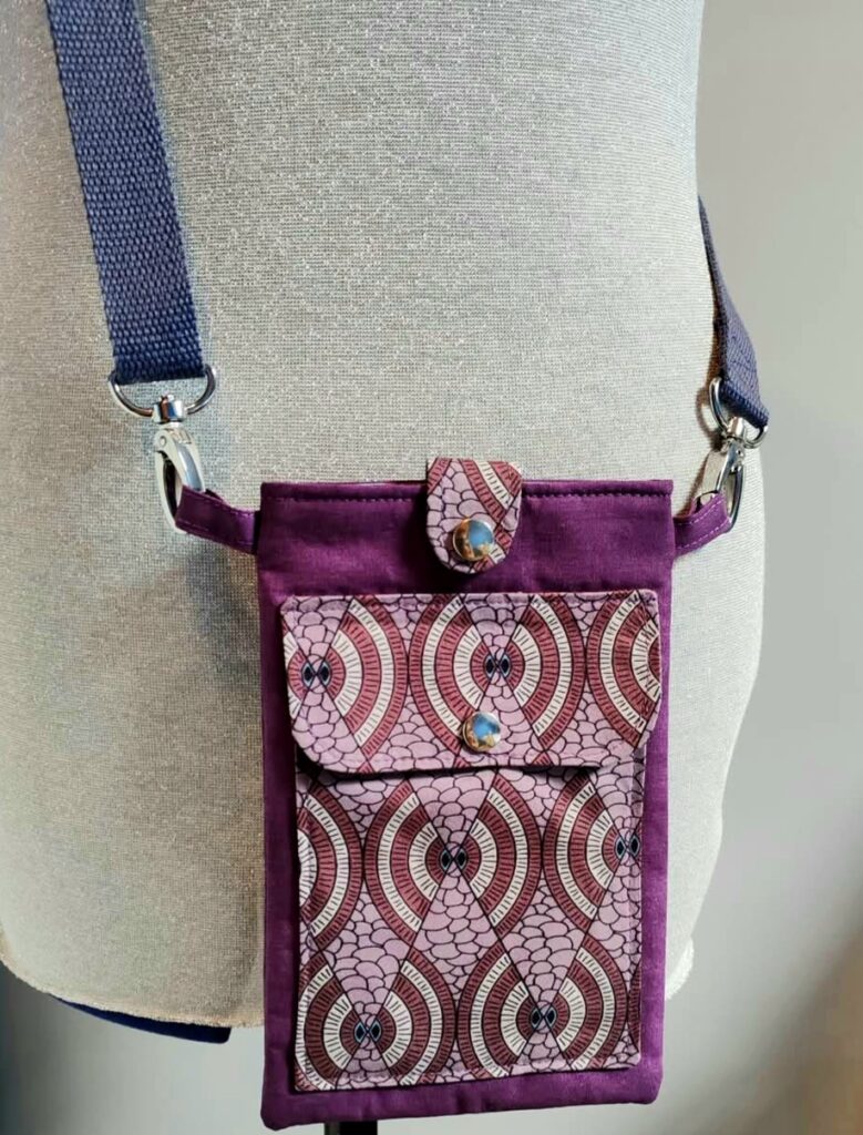 Pochette avec bandoulière pour téléphone portable créé par Coudre et Broder