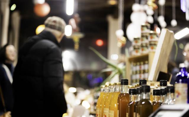 visiteurs exposition artisanale arts et saveurs en périgord