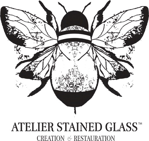 Logo de l'Atelier Stained Glass, création et restauration de vitraux, illustré par une abeille en noir et blanc.