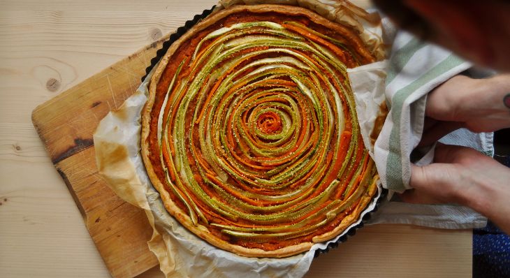 Tarte salée artisanale en spirale aux légumes d'été, fond de tarte aux tomates séchées Maison Peyrey.