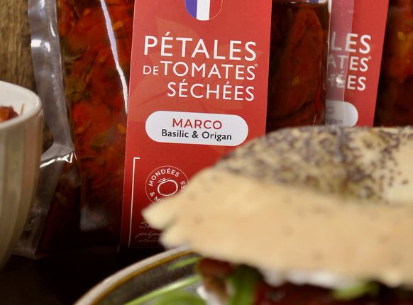 Sachets de pétales de tomates séchées au basilic et origan Maison Peyrey accompagnant un bagel gourmand.