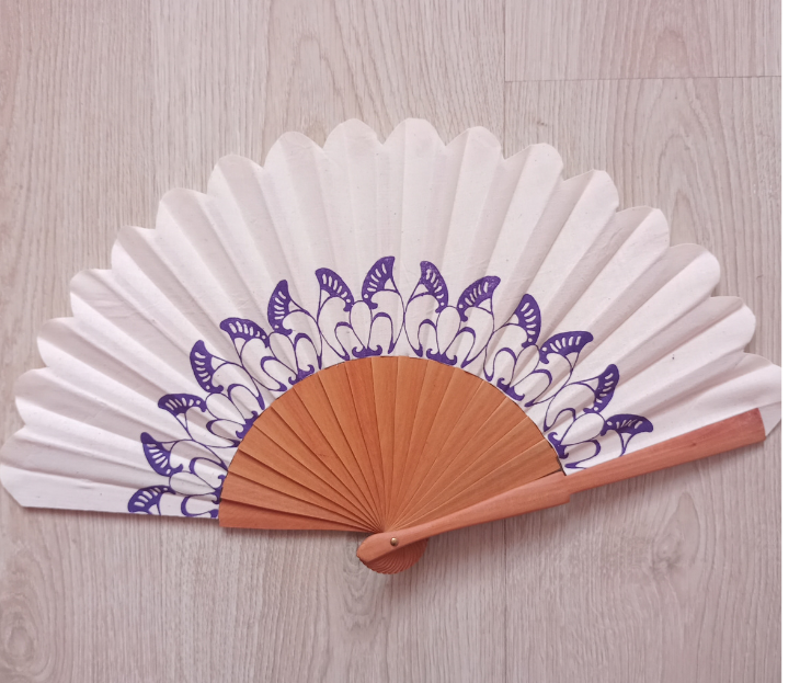 Éventail artisanal en coton blanc avec motifs sérigraphiés violets de style Art Nouveau par l'Atelier Minaka.