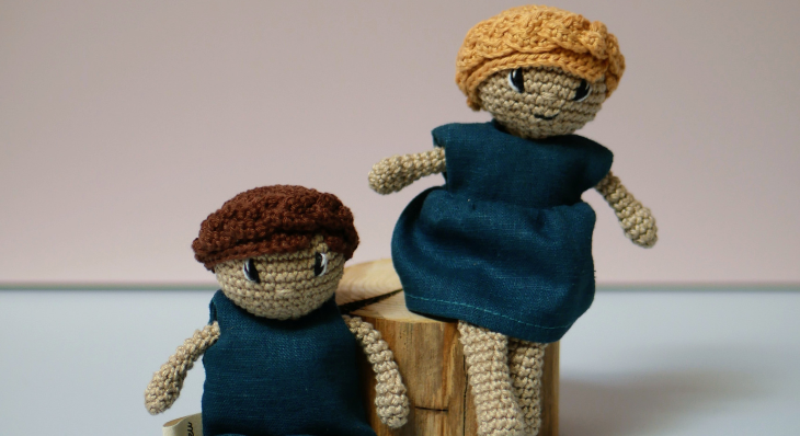 Deux poupées en crochet faites à la main, un garçon en salopette et une fille en robe bleue, par Bleu Perrine.
