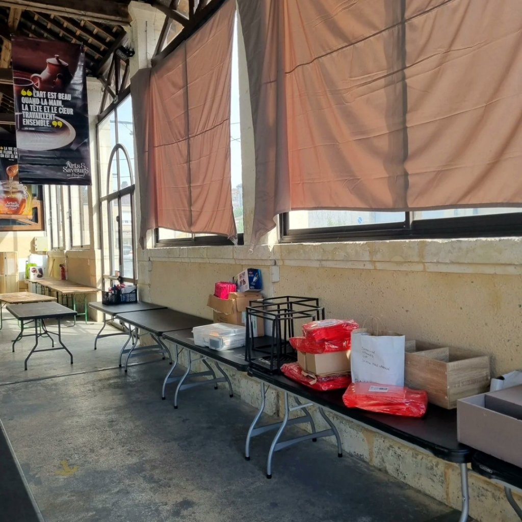 affaires posées sur une table dans la halle de Saint-Astier