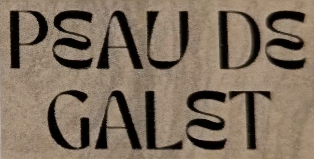 étiquette indiquant peau de galet