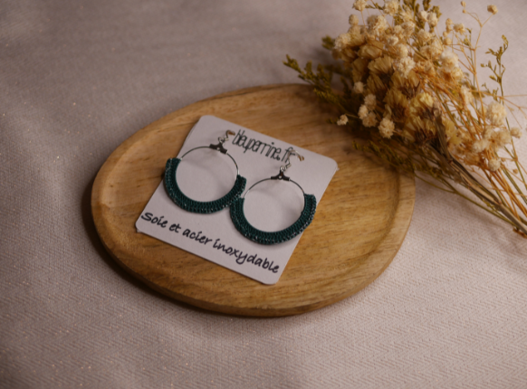 Boucles d'oreilles créoles artisanales en crochet de soie verte et acier inoxydable par Bleu Perrine.