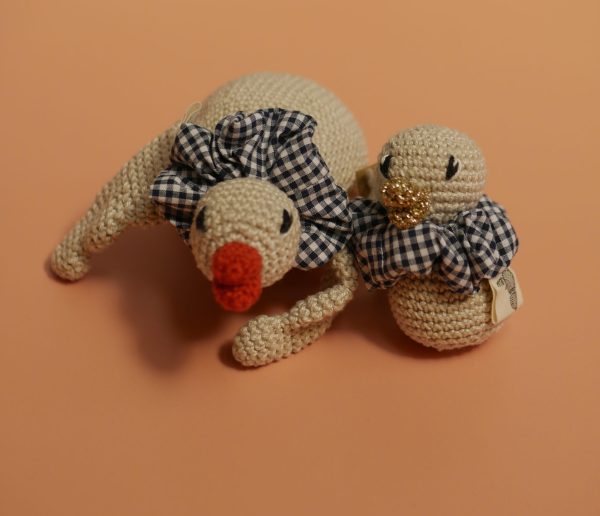 Duo de petits canards en crochet artisanaux avec collerettes à motif vichy, créations uniques Bleu Perrine.