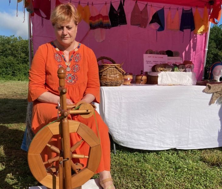 Arts-et-saveurs-perigord-Laineetlampes-fileuse-laine