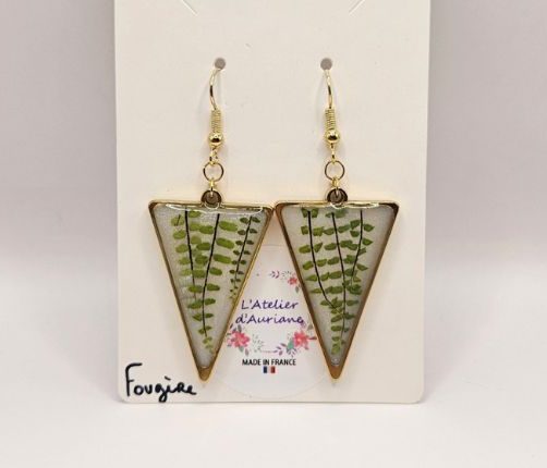 Boucles d'oreilles triangulaires artisanales avec véritables feuilles de fougère séchées, création L'Atelier d'Auriane.