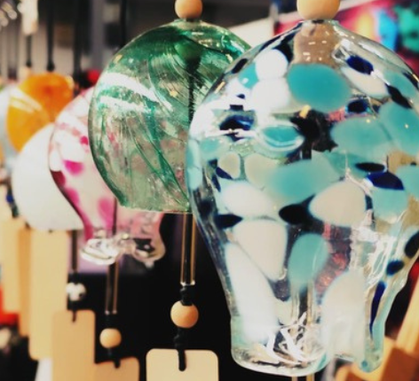 Suspensions décoratives colorées en verre fusionné créées par l'Atelier Stained Glass.