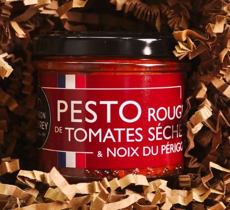 Pot en verre de pesto rouge aux tomates séchées et noix du Périgord fabriqué par la Maison Peyrey.