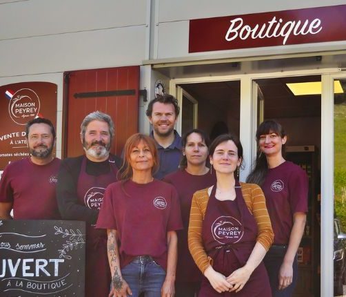 L'équipe de la Maison Peyrey devant leur boutique artisanale de fruits mi-cuits dans le Périgord.