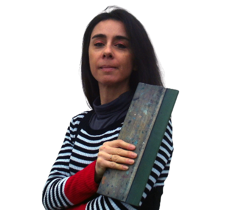 Portrait de la créatrice de l'Atelier Minaka tenant une raclette de sérigraphie.
