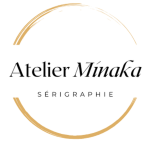 Logo officiel de l'Atelier Minaka Sérigraphie, typographie noire inscrite dans un cercle texturé doré.