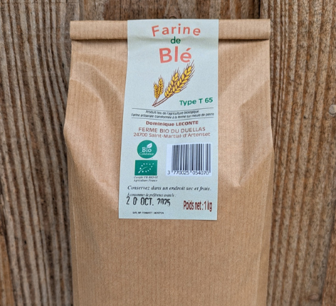 Sachet en kraft de 1kg de farine de blé bio T65 écrasée sur meule de pierre à la Ferme du Duellas.